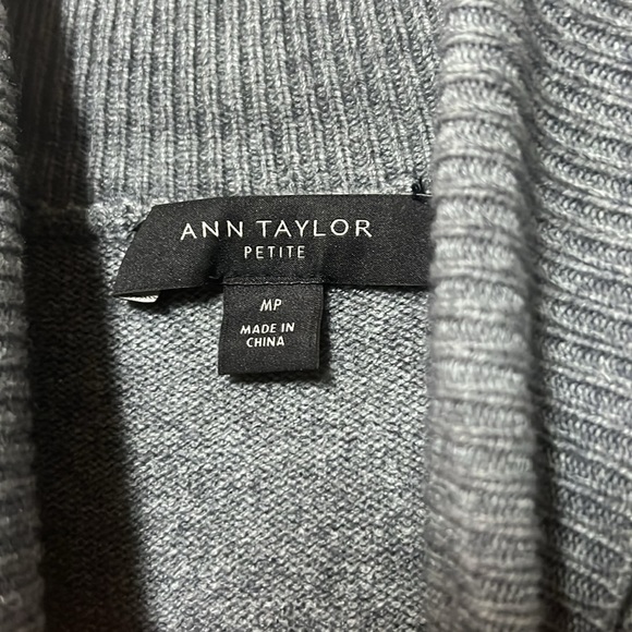 Women’s Ann Taylor Sweater dress with tie turtleneck gray white size Petite M - Picture 4 of 5